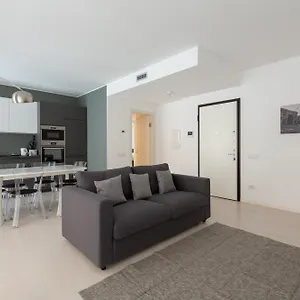Porta Nuova Bright And Roomy Flat Milan